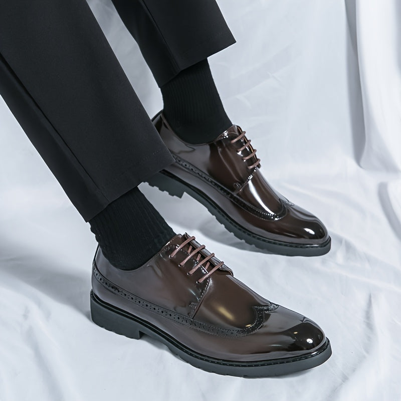 Einfarbige Derby-Schuhe für Herren mit Flügelkappe und Obermaterial aus Kunstlackleder, bequeme, rutschfeste, lässige und langlebige Abendschuhe