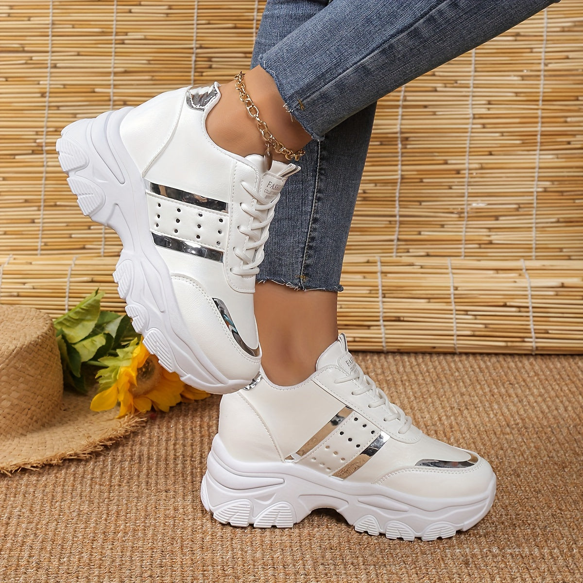 Damen Sneakers in trendiger einfarbiger Optik, mit Schnürung, weicher Sohle und rutschfestem Plateau. Vielseitige Schuhe mit niedrigem Schaft zum Höherwerden im Urlaub.