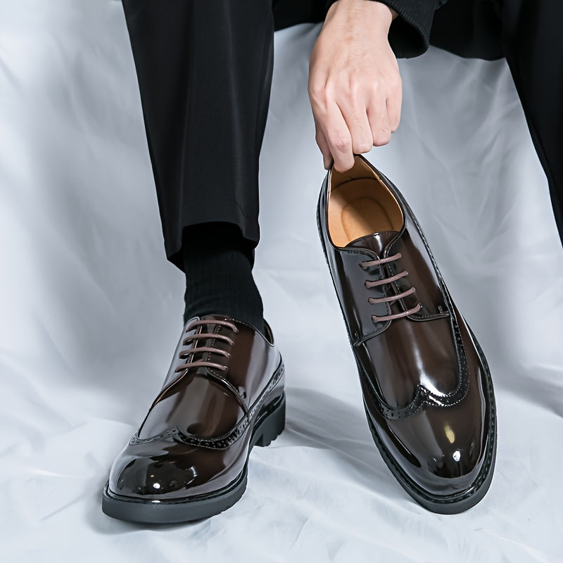 Einfarbige Derby-Schuhe für Herren mit Flügelkappe und Obermaterial aus Kunstlackleder, bequeme, rutschfeste, lässige und langlebige Abendschuhe